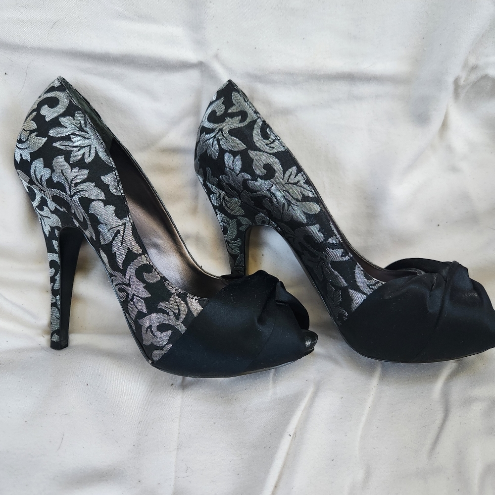 Gorgeous peep-toed heels